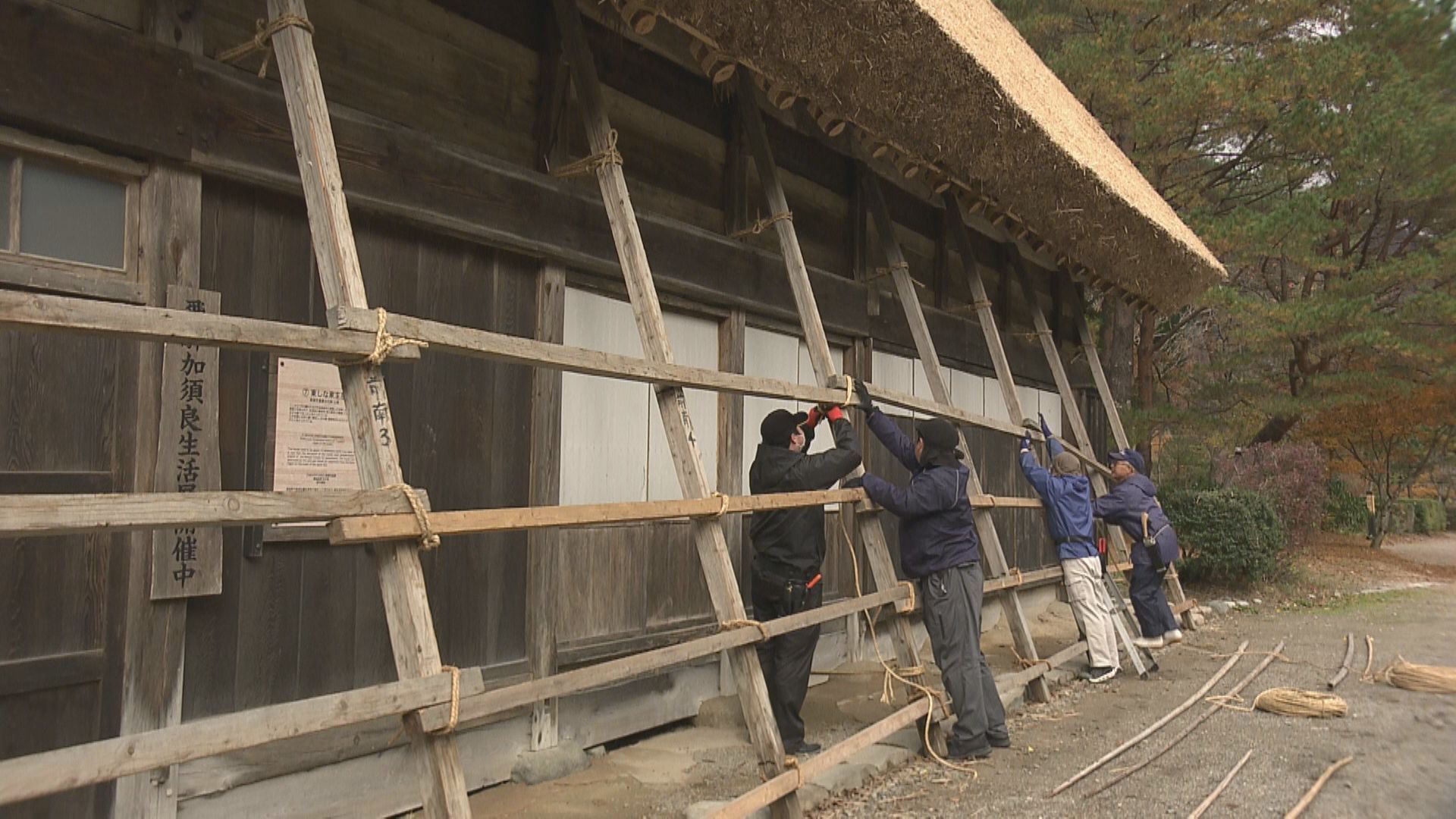 “屋根から落ちる雪”から合掌造りを守る  岐阜・白川村の積雪は2ｍを超えることも 本格的な冬を前に「おだれ」で雪囲い