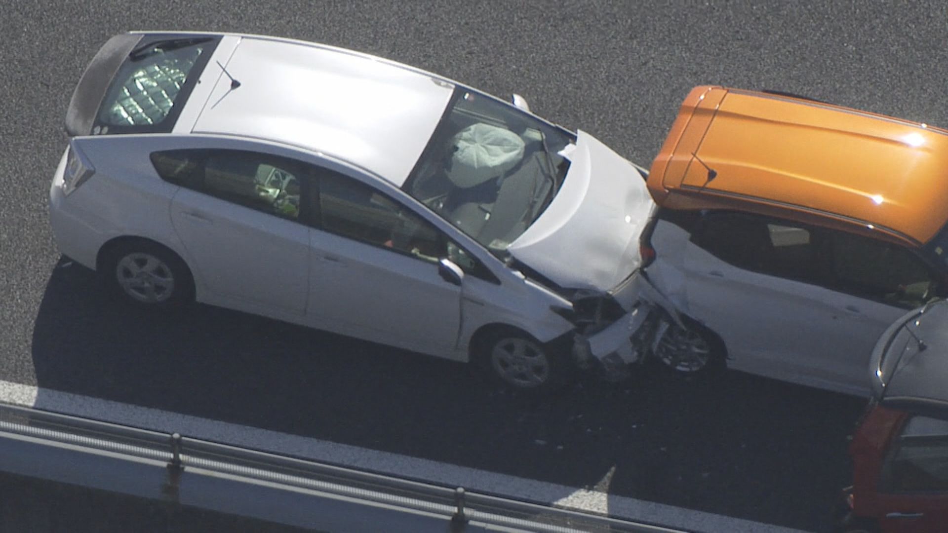 伊勢湾岸道で乗用車など5台が絡む事故 　男女６人が重軽傷