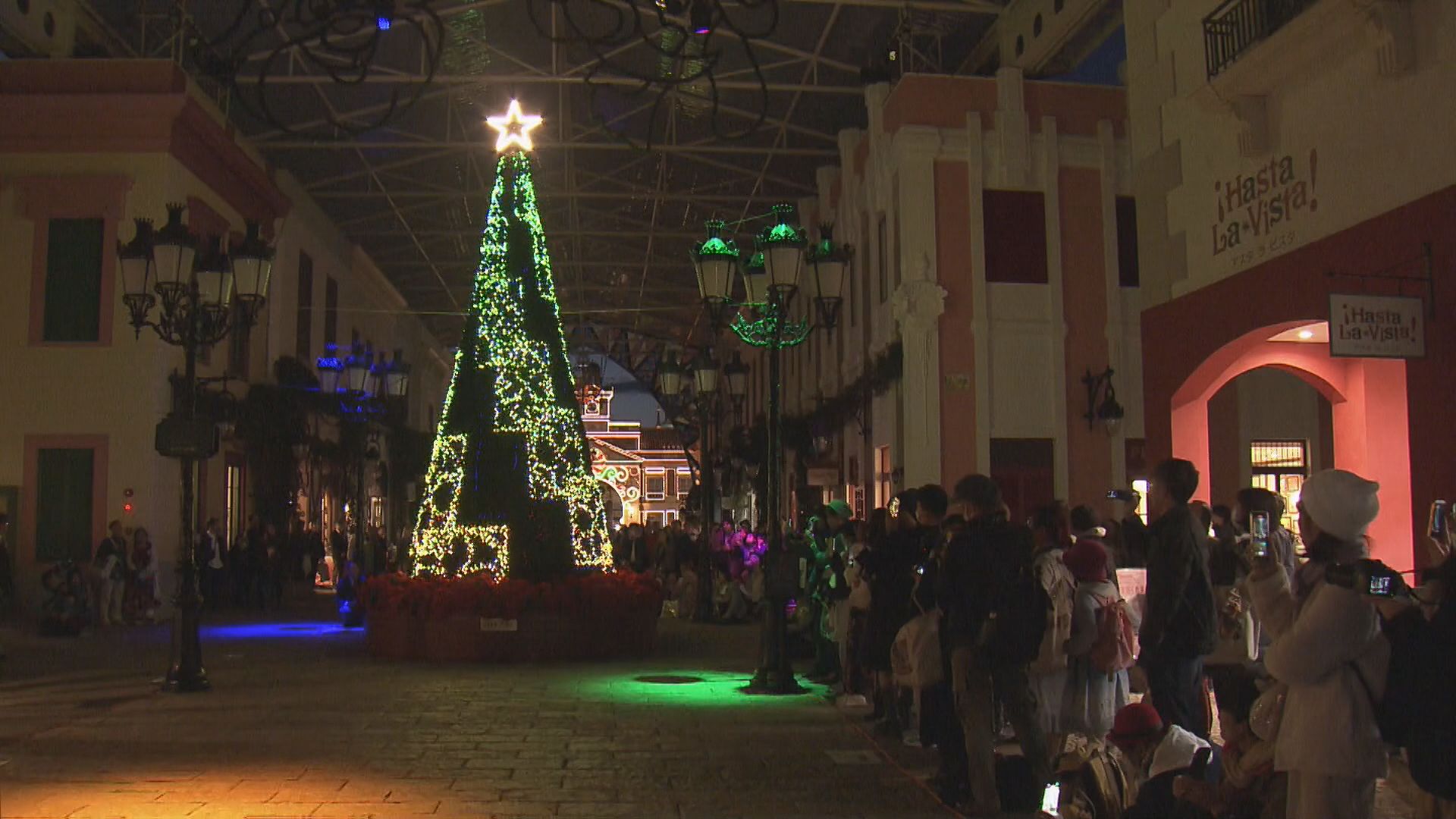 志摩スペイン村でクリスマスのイルミネーションショー始まる　三重