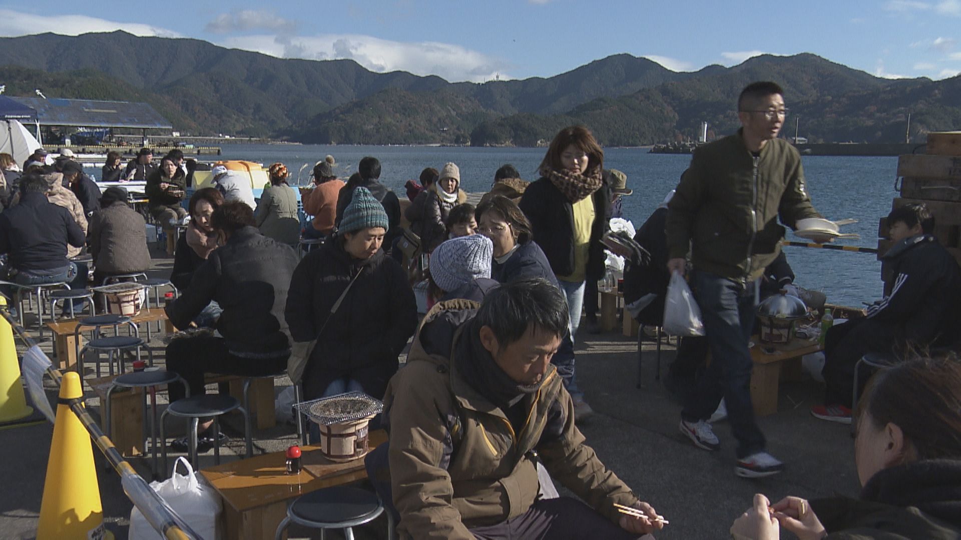 伊勢エビやアワビ 海の幸が格安！年末にぎわう「港市」伊勢神宮にも多くの参拝客 冬至の朝 ご来光求めて400人が宇治橋へ