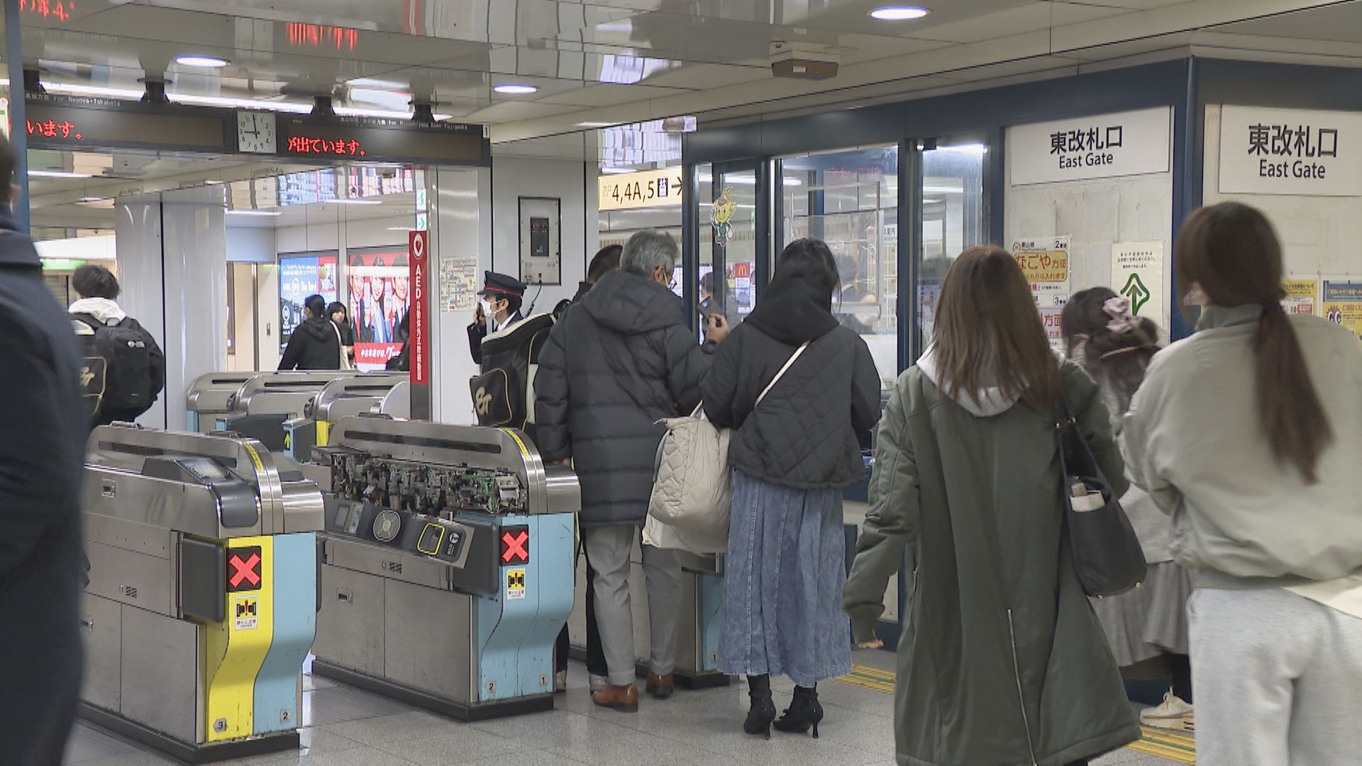 地下鉄の線路上に立っていた男性 列車にひかれ死亡 故意に線路へ？ホームには可動式のドア 朝のラッシュ時 運転見合わせで大混雑 名古屋・市営地下鉄東山線