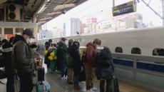 “最大９連休”の年末年始　帰省ラッシュがピークの名古屋駅　新幹線ホームは家族連れなどで混雑　中部空港国際線も出国のピーク　　　