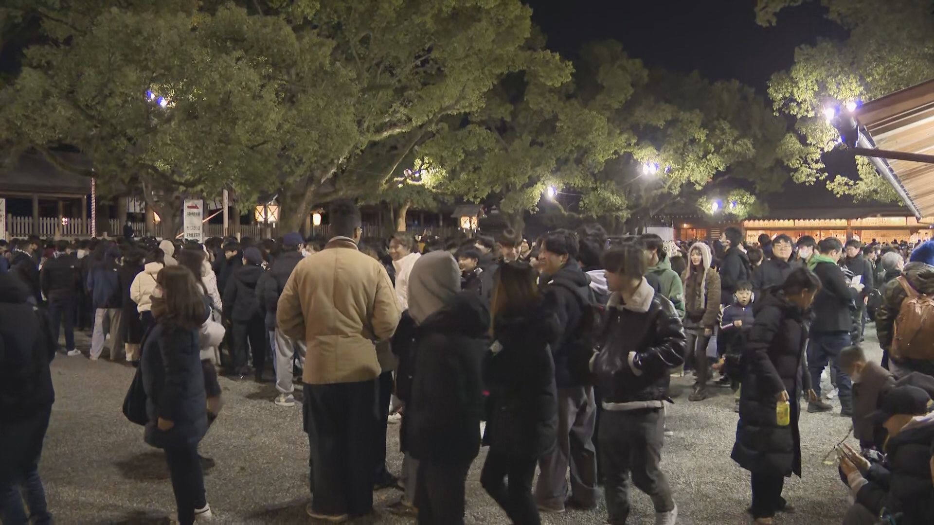 年越しの瞬間まもなく 名古屋の熱田神宮にぎわう 正月三が日で約230万人が参拝見込み 商業施設「あつたnagAya」はオープン後初の年末年始