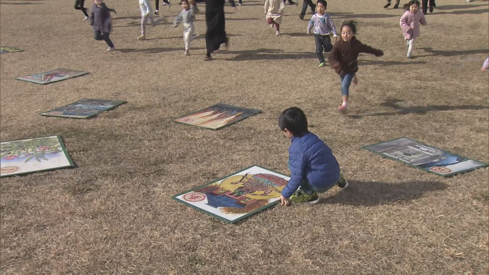 手筒花火や路面電車　地元名物が描かれたジャンボカルタ取り合う　愛知県豊橋市で子ども100人参加し大会