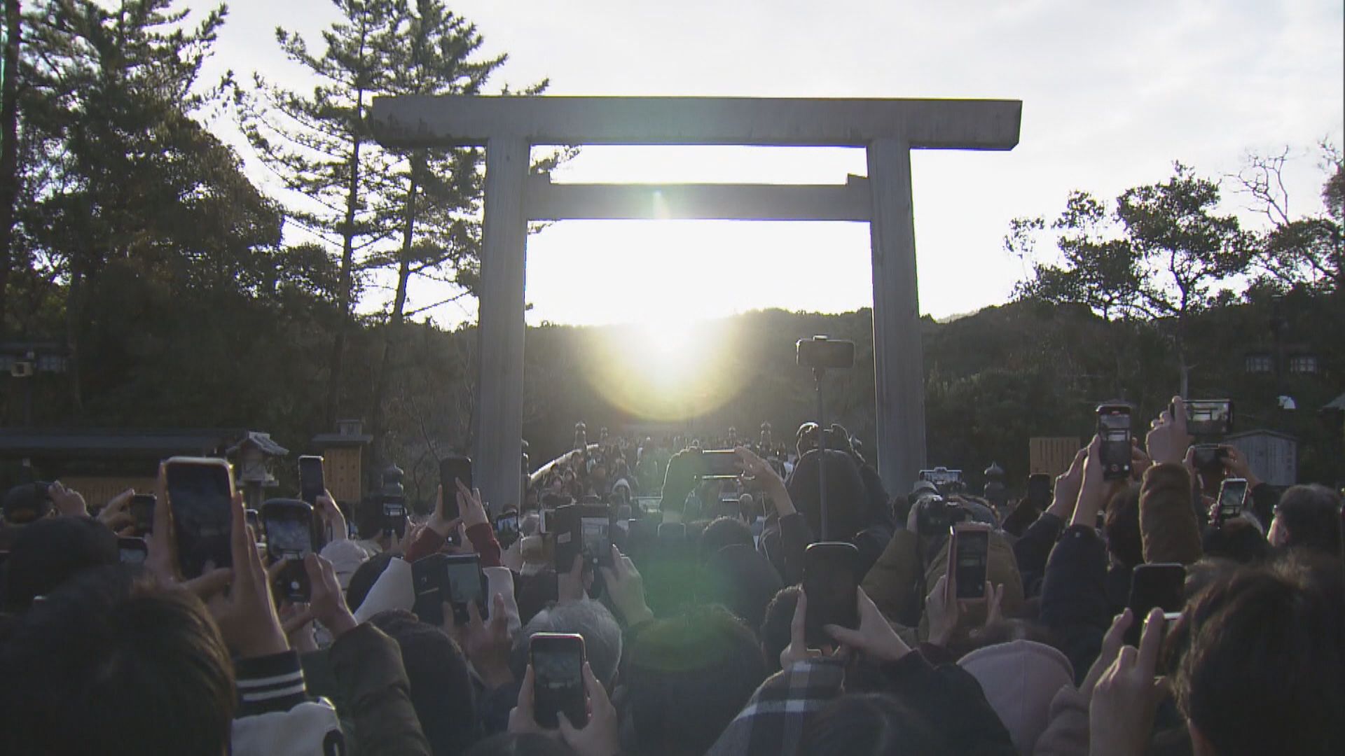 大鳥居の中央から初日の出…三重・伊勢神宮　岐阜・高山市では「二十歳のつどい」 若者たちの正月の帰省に合わせて開催