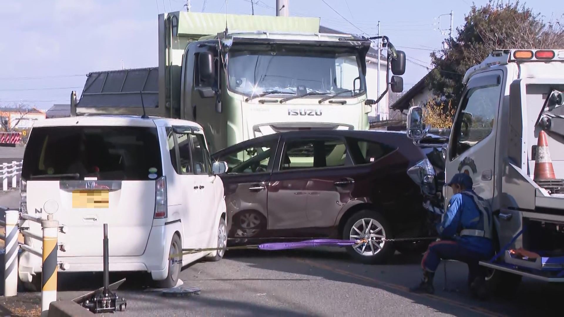 ダンプカーが対向車線の車4台に次々衝突  3人けが 信号待ちで渋滞中に…  愛知・大口町