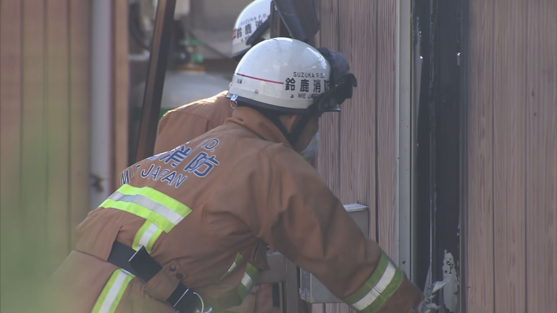 木造の倉庫が焼ける火事　焼け跡から女性の遺体　隣接する住宅に1人で住む女性（80）と連絡取れず　三重・鈴鹿市