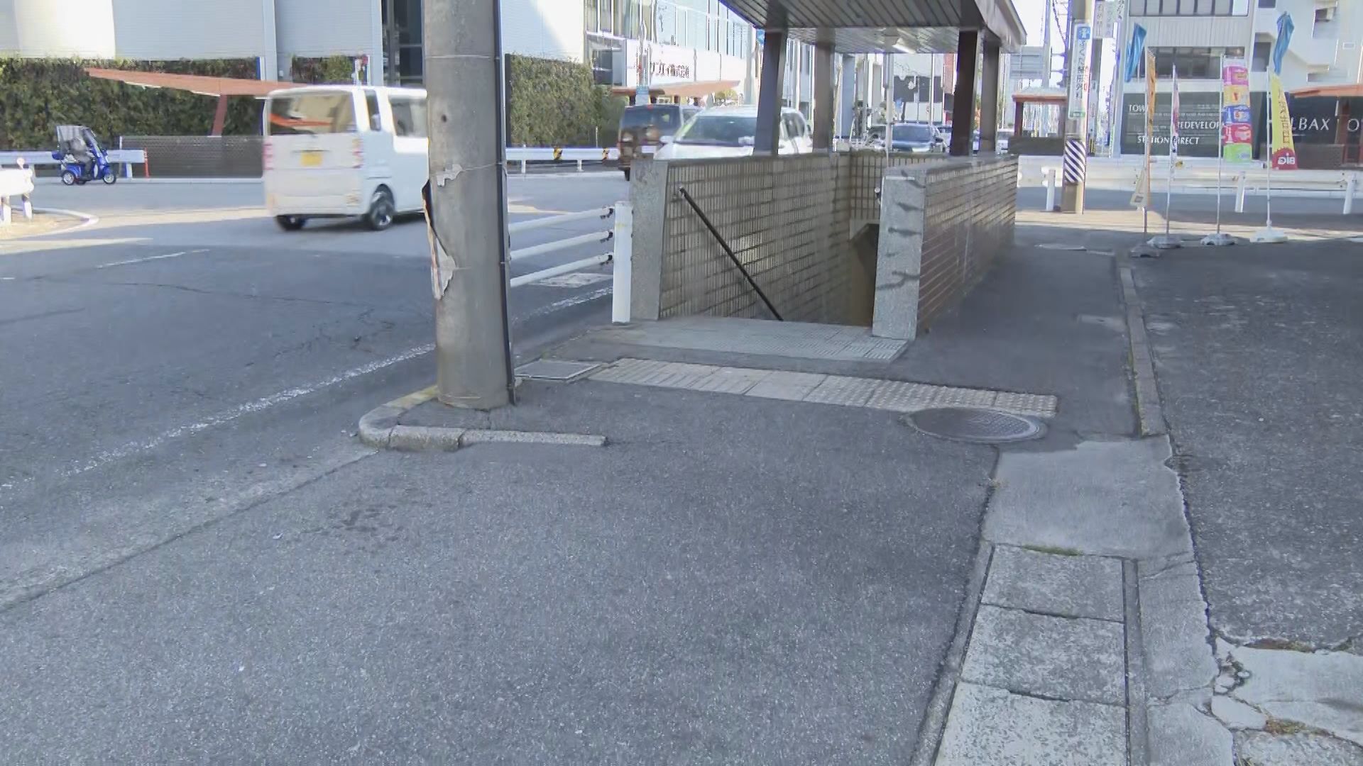 ファイルを奪ったうえ“殴る蹴る”の暴行・・・路上で搬入作業中の男性けがさせ逃走　強盗傷害容疑で49歳の男逮捕　愛知・刈谷市