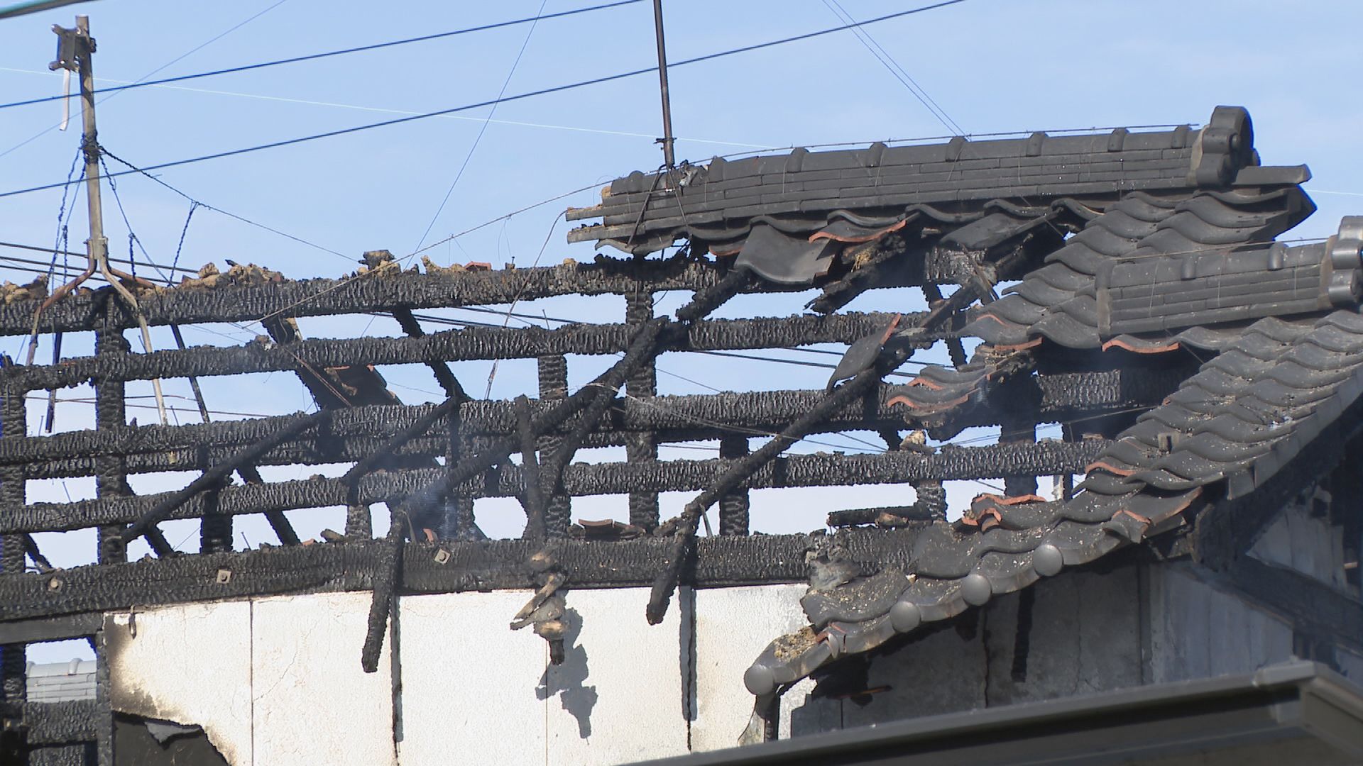 木造２階建て住宅が全焼　焼け跡から1人の遺体　住人１人と連絡が取れず　愛知・愛西市