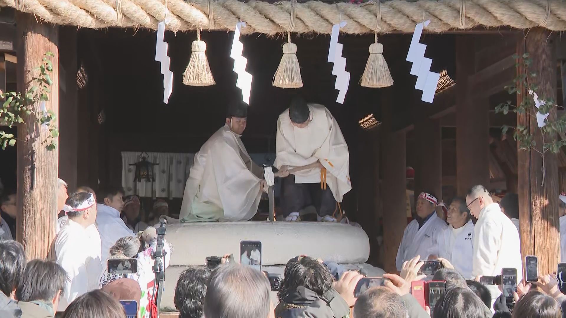 【国府宮はだか祭】もみ合いから一夜あけ…参拝者に“大鏡餅”切り分け 境内には神男・加藤稜大さん（26）の姿も