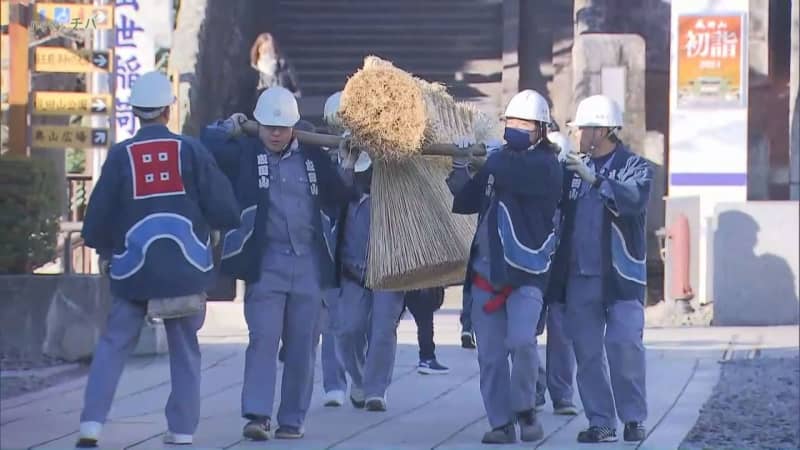 成田山新勝寺 重さ200キロの大しめ縄を飾り付け／千葉県
