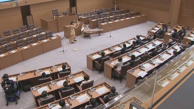 “議会を身近に感じて”  東京ブギウギなど 千葉市議会の議場でコンサート開催