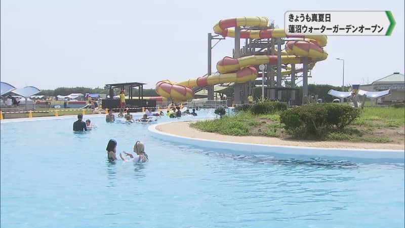 猛暑の中　水しぶきあげ歓声！県内最大級プール蓮沼ウォーターガーデン　オープン