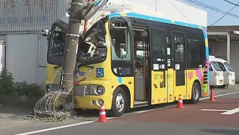 路線バスが電柱に突っ込む 運転士含む2人軽傷　千葉県四街道市