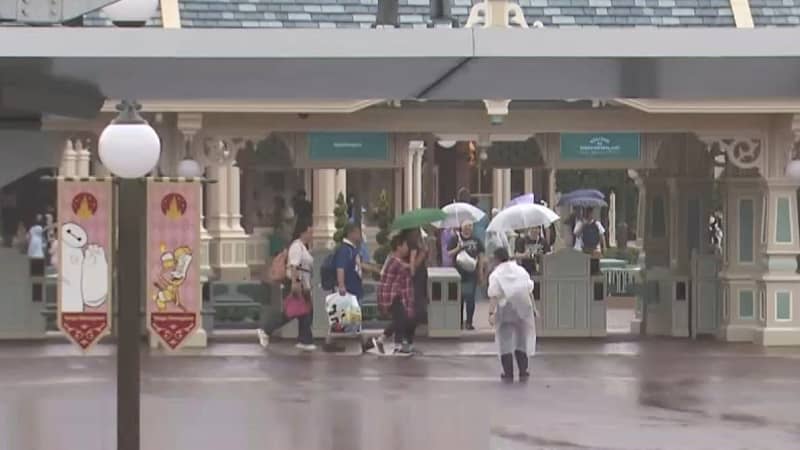 台風接近でディズニー閉園前倒し　「遠くから来たのに」「まあ仕方ないよね」