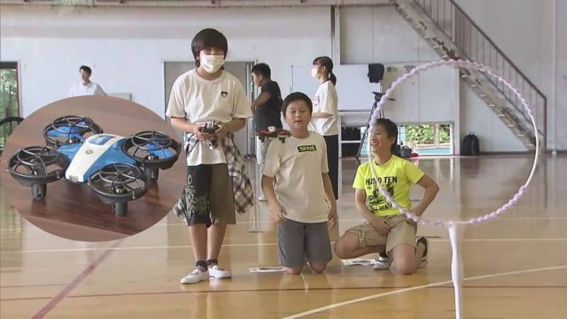 “先進技術身近に感じて”　小学生が小型ドローンの操縦に挑戦　君津市