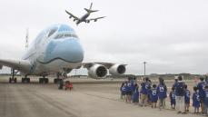 世界最大の旅客機と綱引き　成田空港