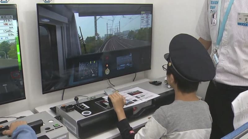 リアルなシミュレータで子どもたちが運転士気分を満喫　JR幕張豊砂駅前　　