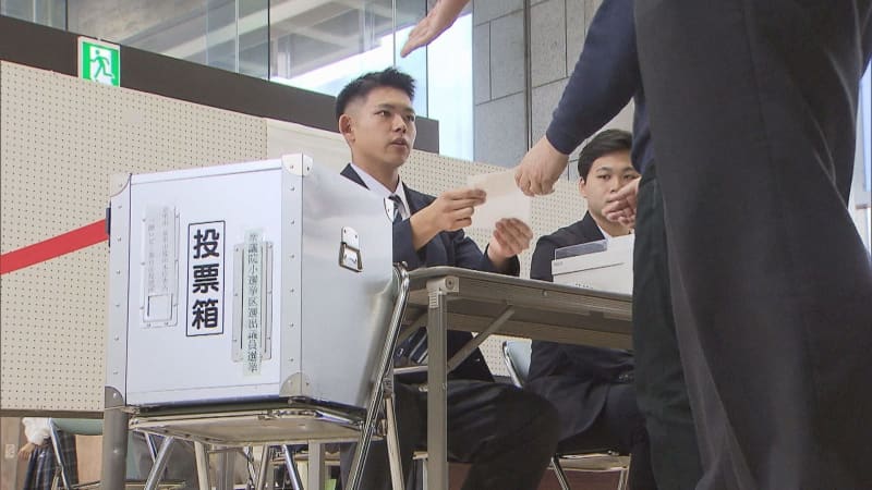 衆議院選挙　高校生が期日前投票所で選挙事務に挑戦