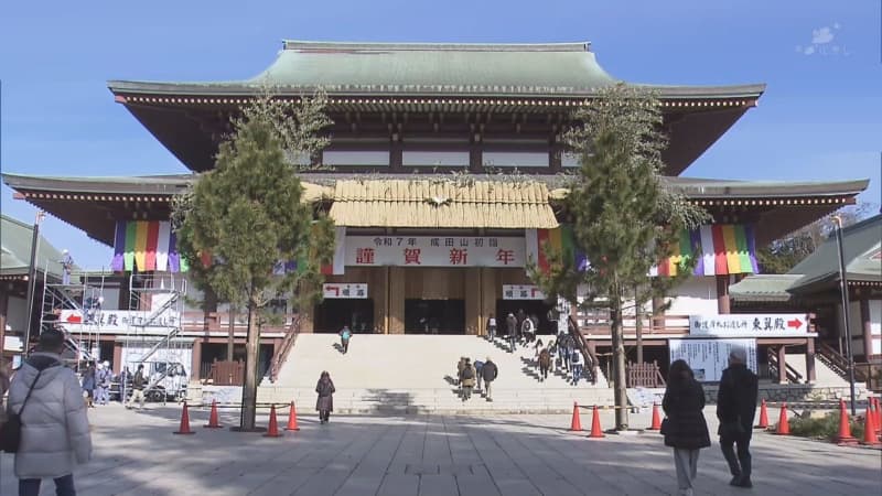 ことしもあと７日　大しめ縄青空に映える　成田山新勝寺