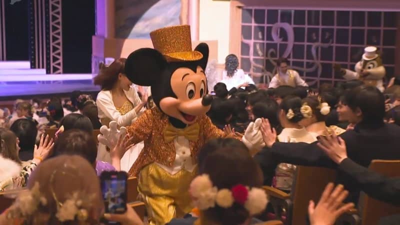 浦安市で“ディズニー成人式” ミッキーら門出祝福