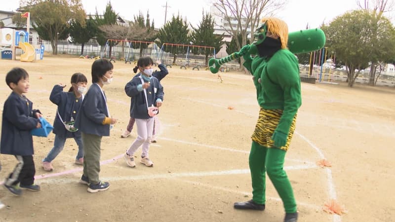 八街市で“落花生まき”　響く園児たちの歓声　節分会