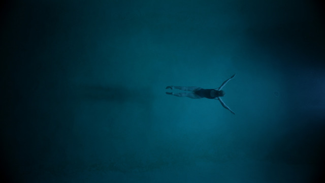 『ナイトスイム』監督が“水への恐怖”語る特別映像「恐怖と畏敬の念を抱く」