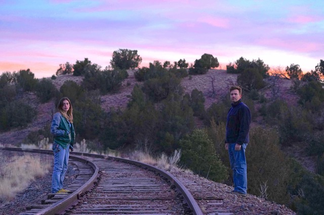 父と娘が線路に佇み…『トレインスポッティング』オマージュ『ブリーディング・ラブ』本編映像