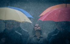 雨に打たれ恍惚の表情浮かべる…『ジョーカー：フォリ・ア・ドゥ』新場面写真