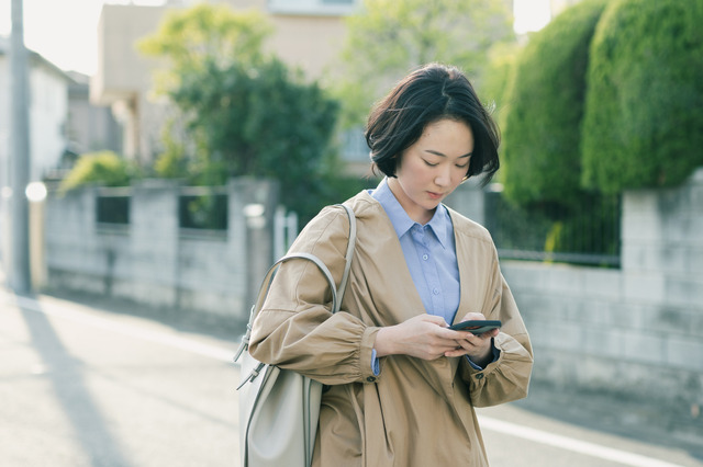 親友を失った主人公と娘を亡くした母がスマホで繋がる…黒木華主演『アイミタガイ』本編映像