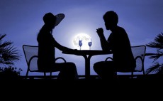 68年ぶりの特大スーパームーンが輝く！特別な夜はワイン片手にお月見を