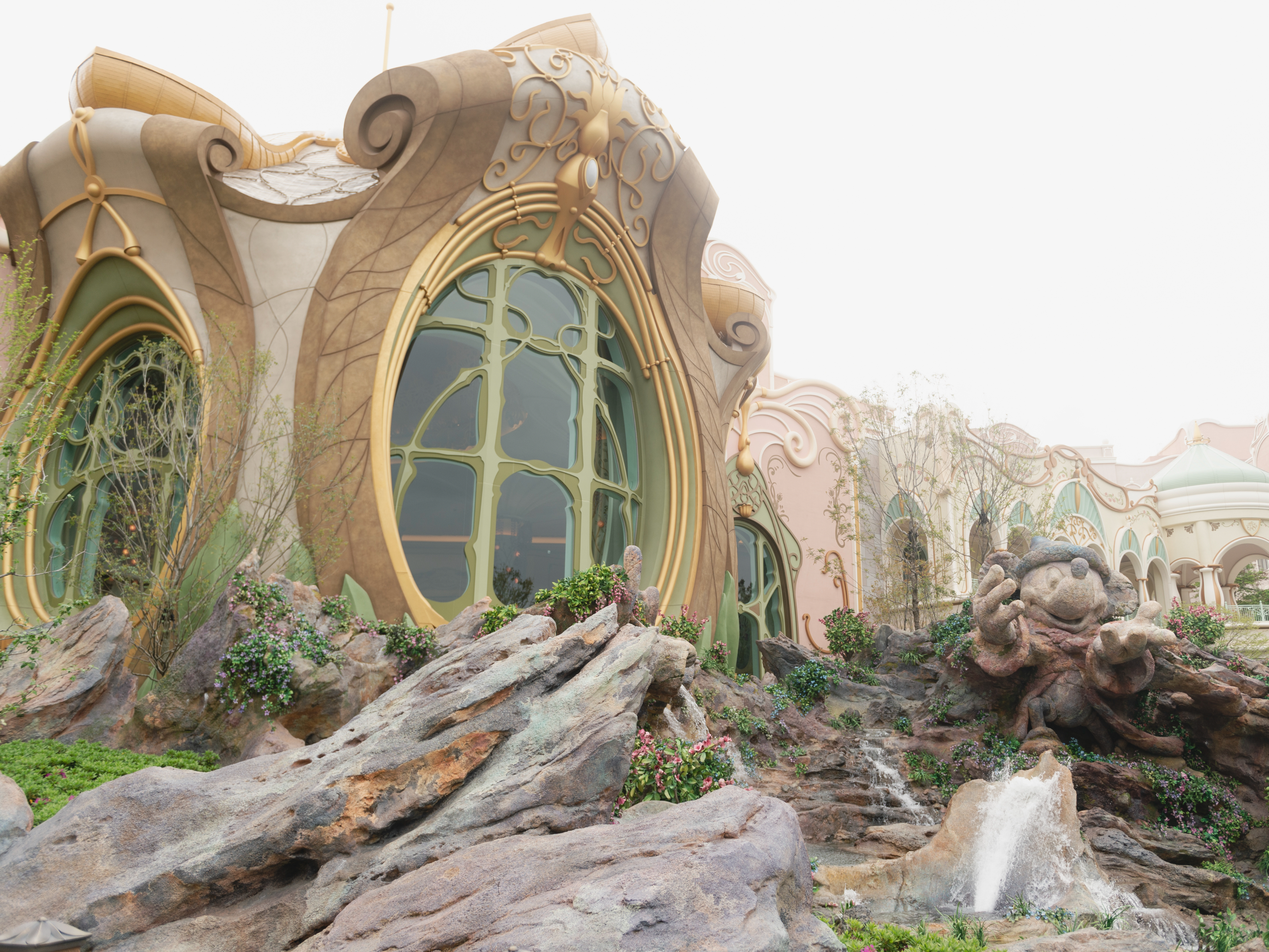 【ファンタジースプリングスホテル】宿泊者だけが入れる庭園には幸せそうなベルと野獣の魔法の泉が！