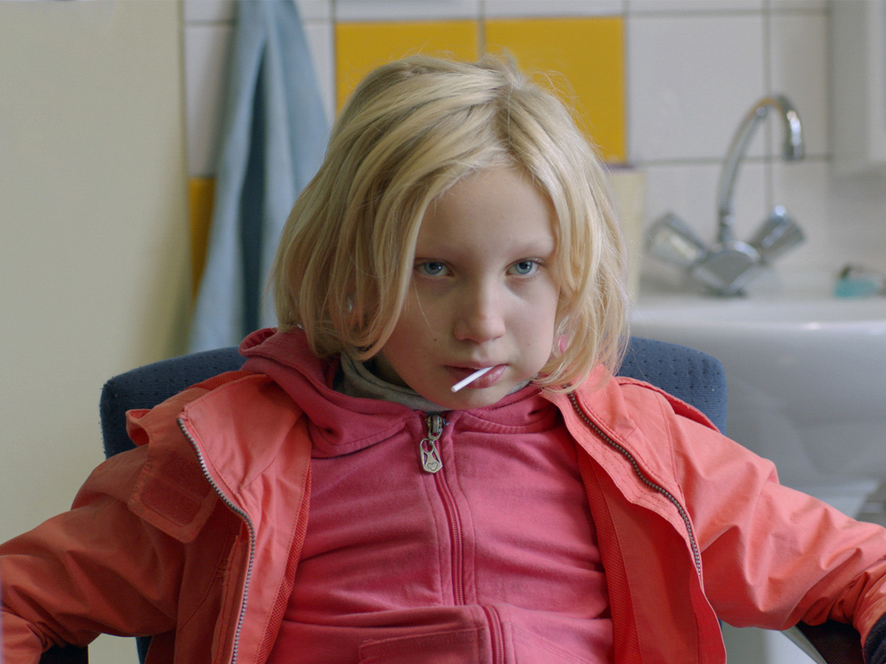 他人を攻撃してしまう9歳の少女を、“社会から排除”するか、見守るか。2つのドイツ映画が描く「不寛容」