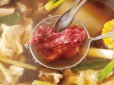 台湾でブーム「牛肉鍋」の名店2選牛すじやバラを煮込んだ絶品スープにやわらか～いしゃぶしゃぶ肉を…