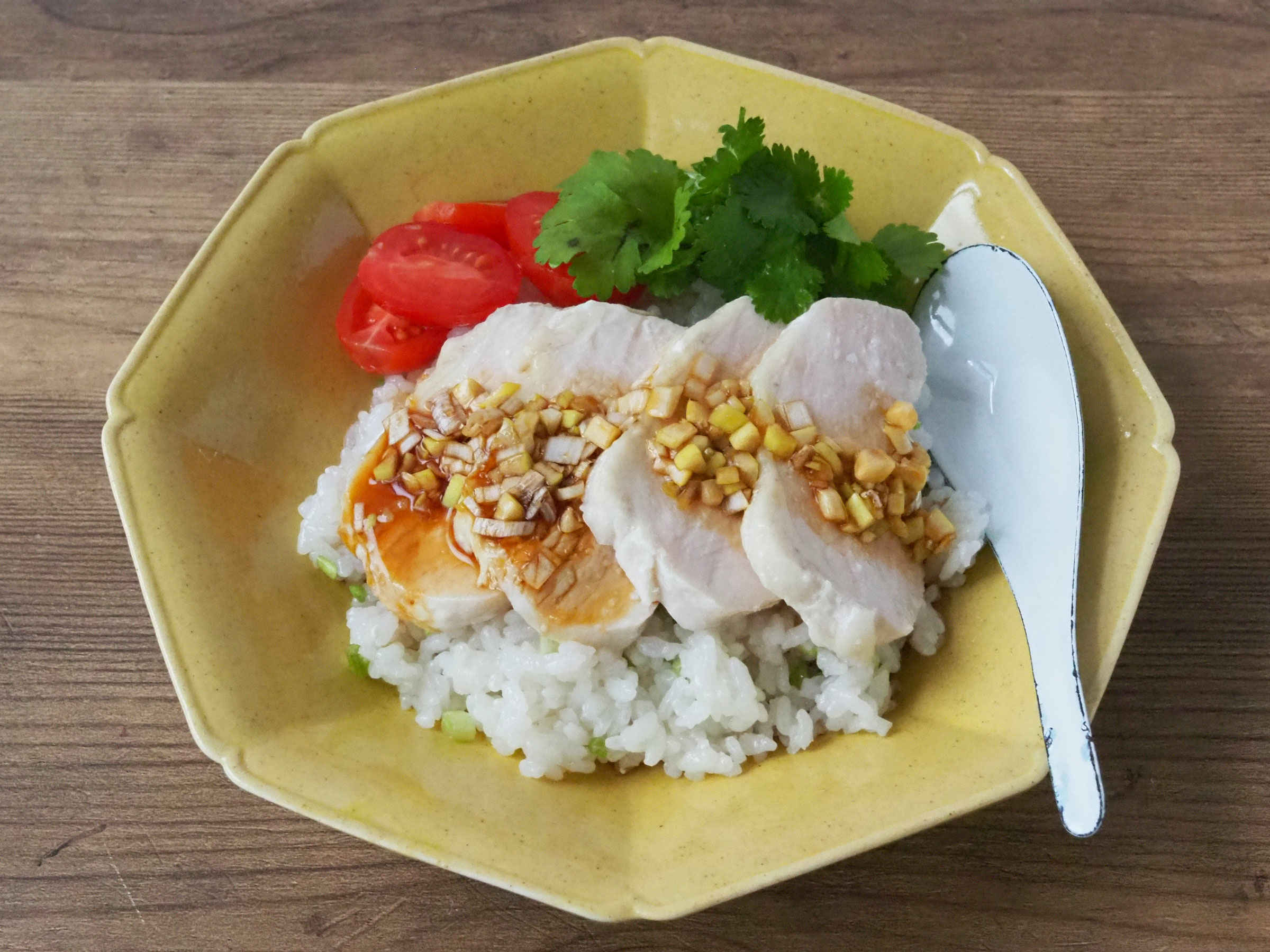 【なんちゃってカオマンガイレシピ】 レンジで作れる「レンチン蒸し鶏」は 超簡単でおいしいからぜひ覚えて！
