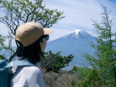 富士山を間近に感じる絶景ラウンジで心と体をリセット。初心者でも登れる山梨県・三ツ峠山の旅＜後編＞