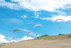 【鳥取県 2024年版】 夏の絶景・風物詩10選 砂丘と日本海 パラグライダーで空からの絶景を堪能