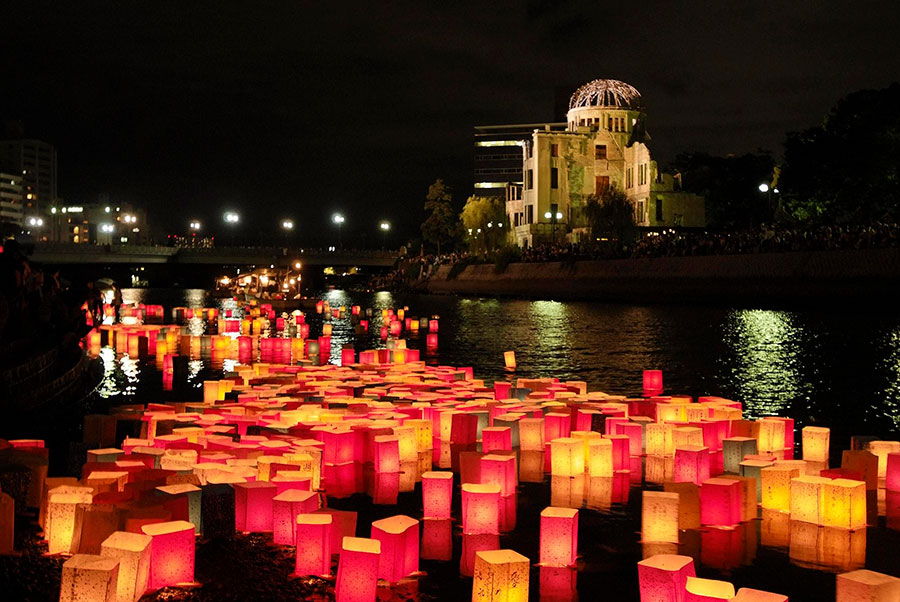 【広島県 2024年版】 夏の絶景・風物詩10選 平和を祈る1万個の温かな灯籠が広島の街を彩る