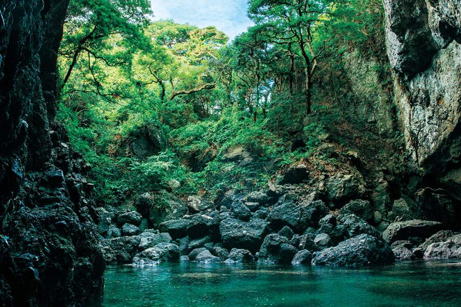 【兵庫県 2024年版】 夏の絶景・風物詩10選「清瀧洞門」透明度抜群の海景色は日本屈指の碧