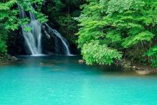【群馬県 2024年版】 夏の絶景・風物詩10選 桃太郎の滝 「四万ブルー」と称される鮮やかさ