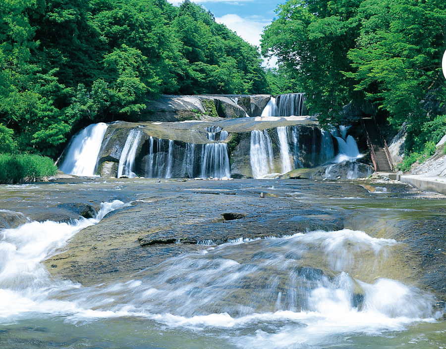 【宮城県 2024年版】 夏の絶景・風物詩10選「滑津大滝」川幅約30メートルの名瀑を間近に見る