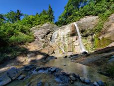 【秋田県 2024年版】 夏の絶景・風物詩10選 「滝の湯」全国でも珍しい“滝の天然露天風呂”