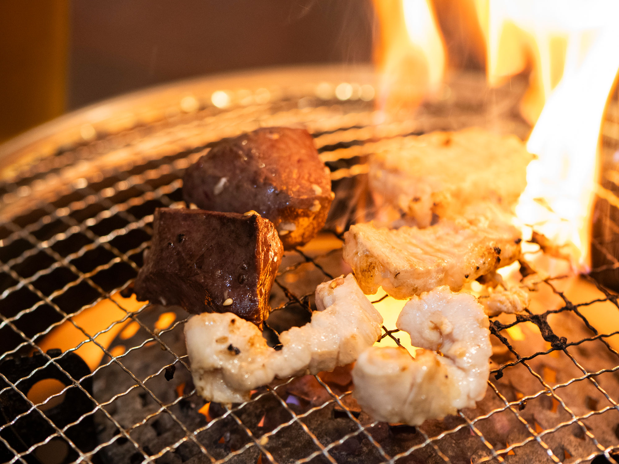 焼きすぎ注意の極上肉を独占！ 鎌倉・長谷「丸牛」でひとり焼肉＆ ハートランド生を堪能する