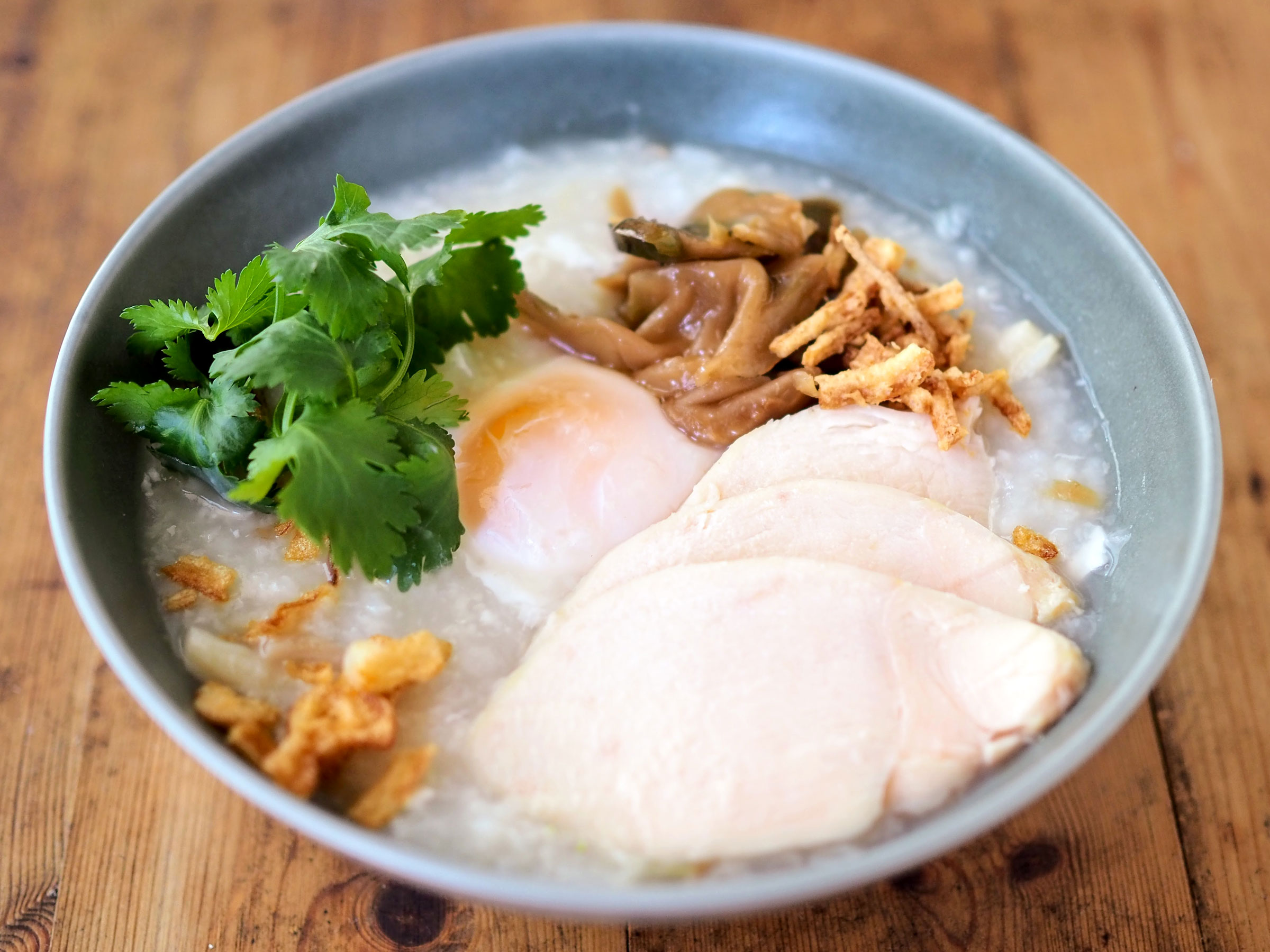 【レシピ】蒸し鶏のっけ中華粥 夏バテ気味の体にじんわりしみる！ お供をバイキング形式にして楽しもう