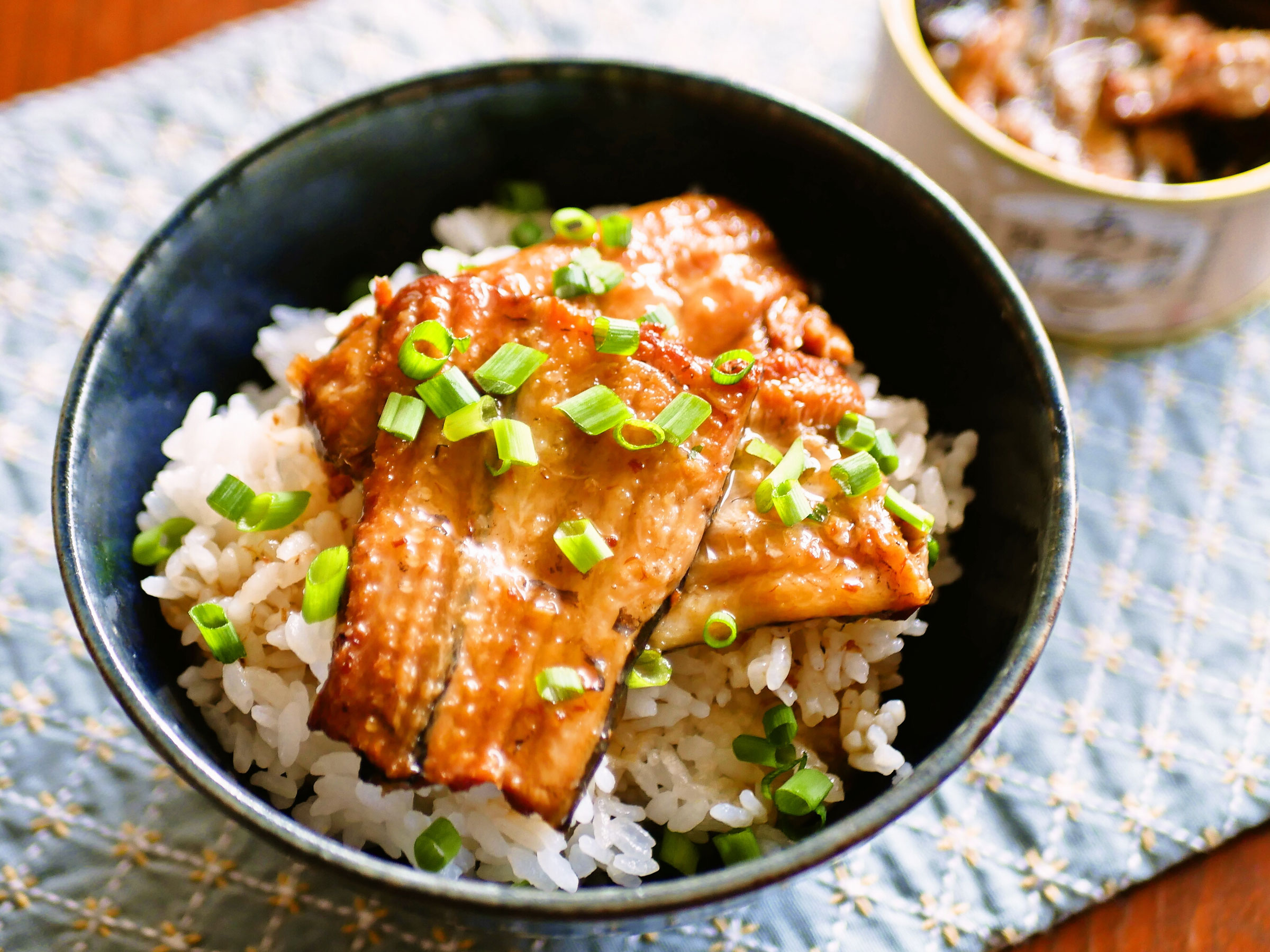 【即席のっけごはんレシピ】 料理がしんどい日は缶詰の出番！ 「三陸産あなご醤油煮」の穴子丼