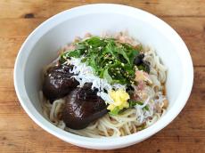 【夏のひんやり麺レシピ】 とろとろ焼き茄子のっけうどん 焼いた茄子がお肉並みの満足感！