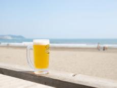 由比ガ浜の老舗・海の家【パパイヤ】ビーチ最短距離で飲む生ビールに自然派ワイン。ラーメンも最高！