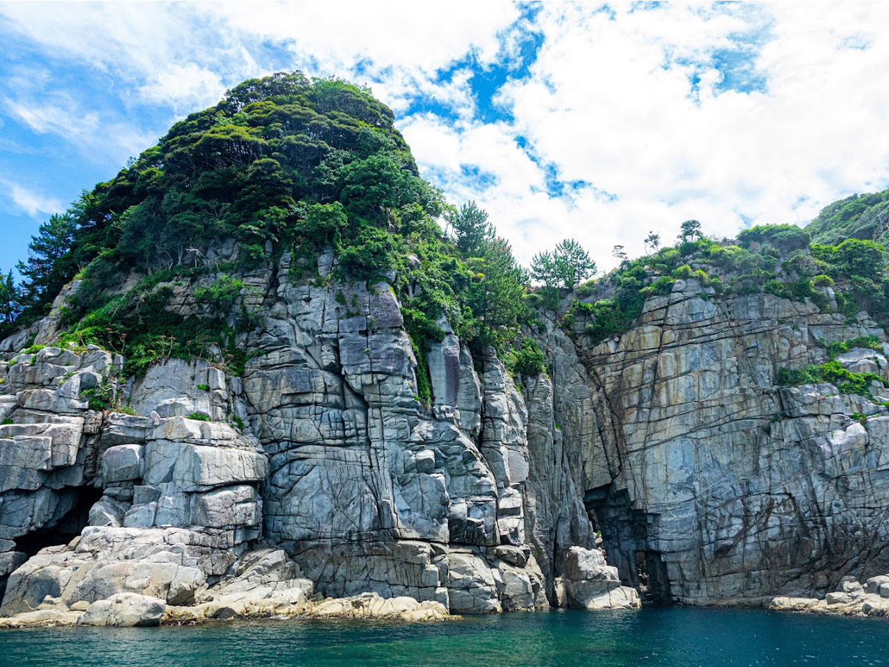 どこまで続くか誰も知らない洞窟も… 【日本海の荒波が創りだした絶景】 福井県「蘇洞門」クルーズが面白い！