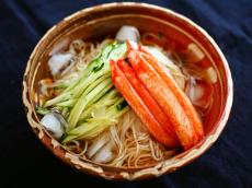 【つるりと夏のそうめんレシピ】 カニカマきゅうりのっけそうめん 赤と緑と白、麗しき夏のトリコロール