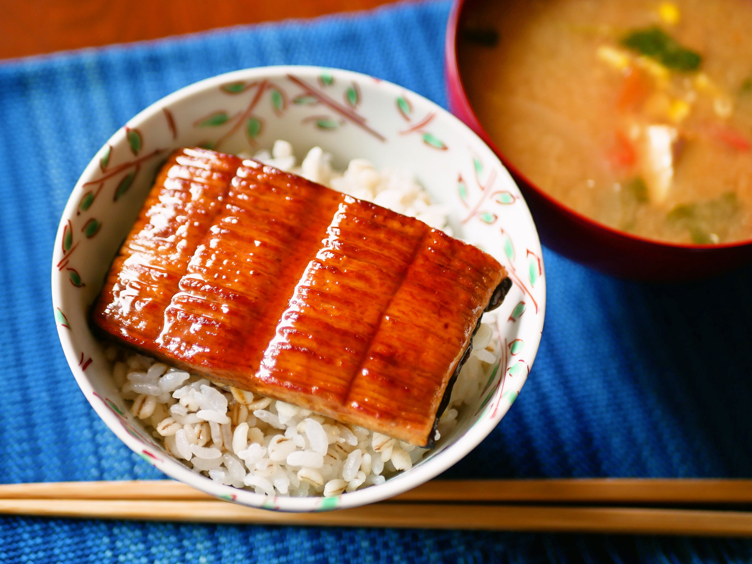 【レンジでチンの即席丼】 うなぎ風の「うな次郎」のっけ丼 ごはんが進む味つけでおいしい！